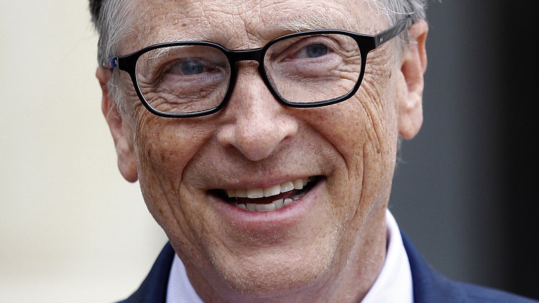 Bill Gates sorride con gli occhiali