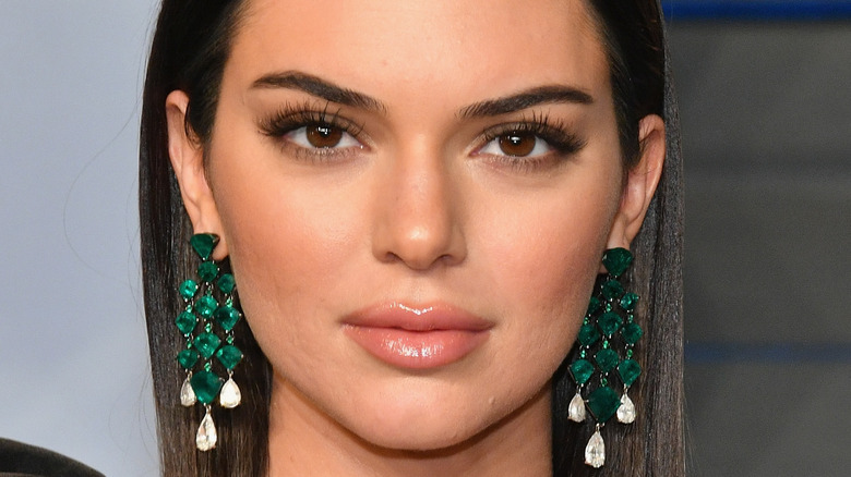 Kendall Jenner con grandi orecchini di smeraldo 