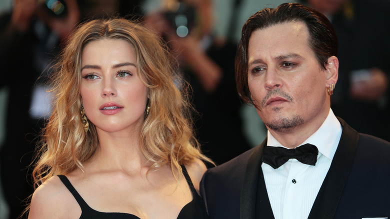 Amber Heard, Johnny Depp in posa