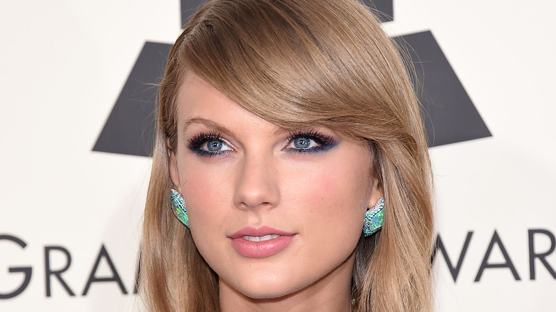 Swift sul tappeto rosso di un Grammy
