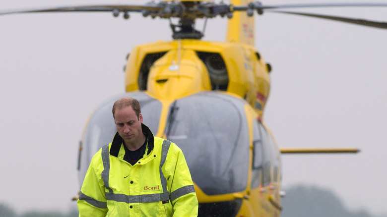 Il principe William cammina davanti al suo elicottero 