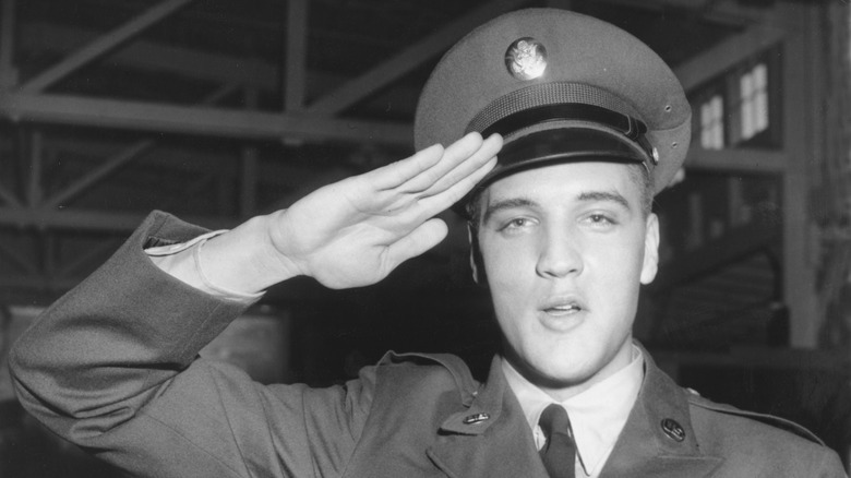 Elvis Presley in uniforme militare