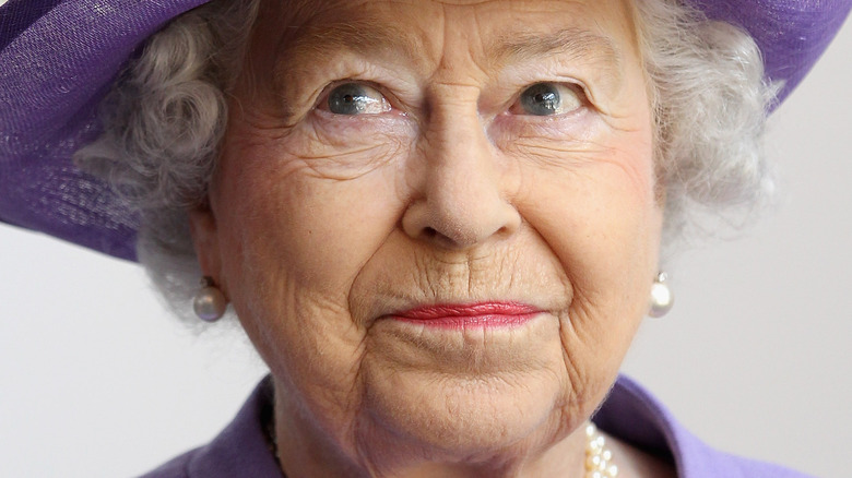 La regina Elisabetta II in posa