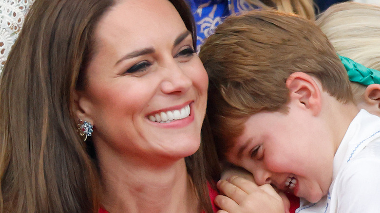 Kate Middleton sorride con il principe Louis