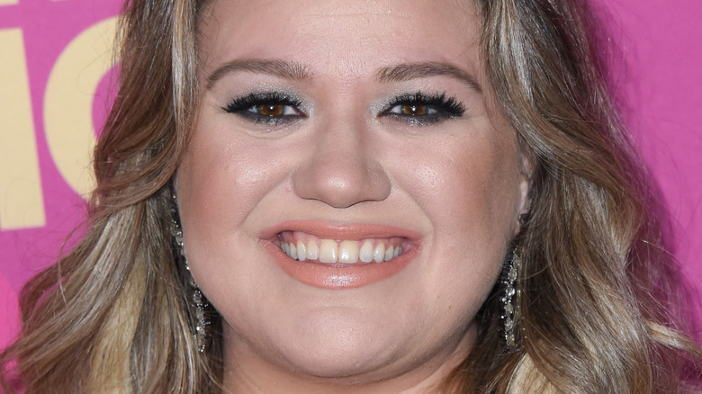 Kelly Clarkson arriva ai Women in Music Billboard Awards 2017