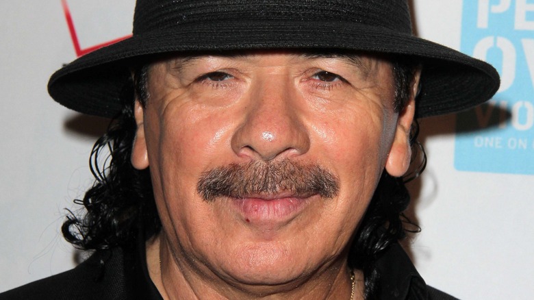 Carlos Santana in posa