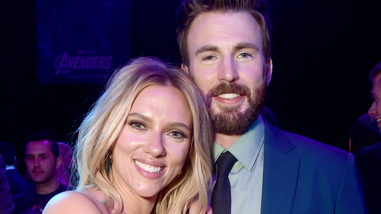 Scarlett Johansson e Chris Evans sorridenti