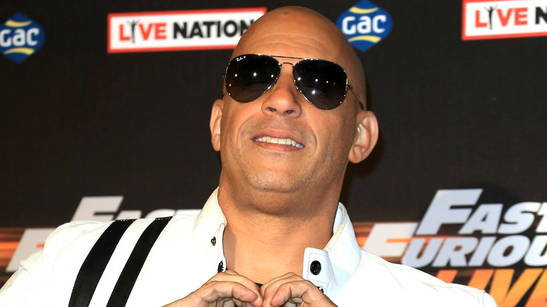 Vin Diesel che fa il cuore con le mani