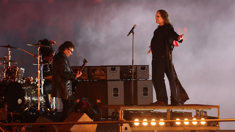 Tony Iommi e Ozzy Osbourne si esibiscono sul palco