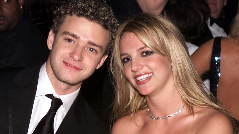 Britney Spears e Justin Timberlake sorridenti 