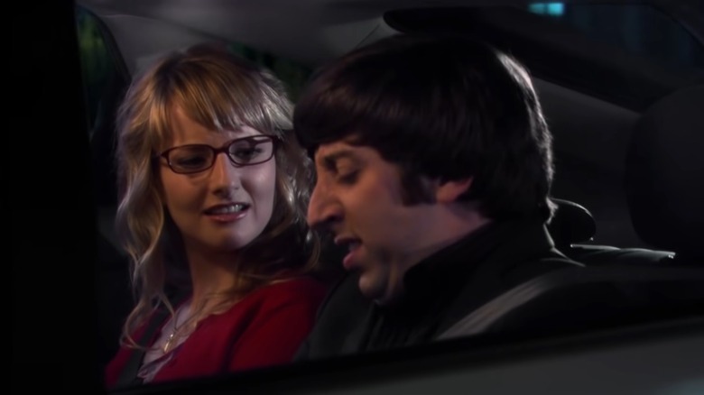 Bernadette parla con Howard in macchina