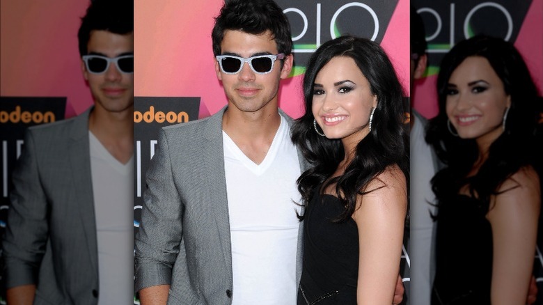Joe Jonas e Demi Lovato sorridenti 