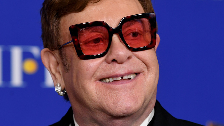 Elton John sorridente
