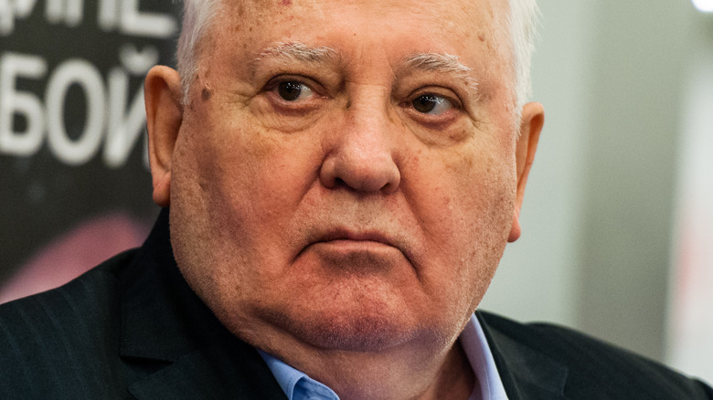 Mikhail Gorbaciov guardando la fotocamera