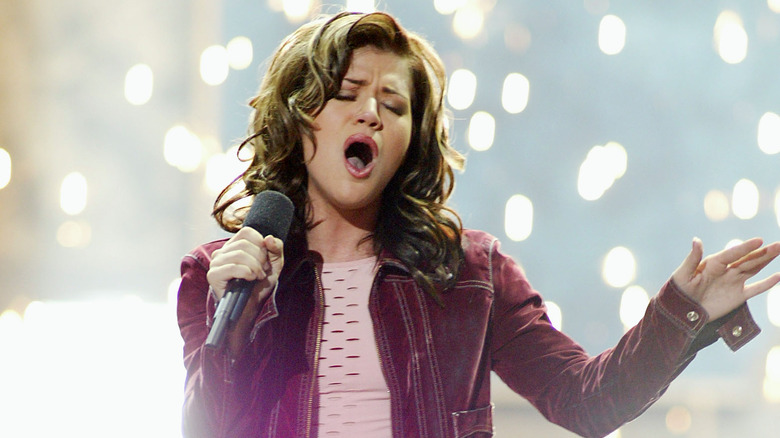 Kelly Clarkson si esibisce sul palco di American Idol