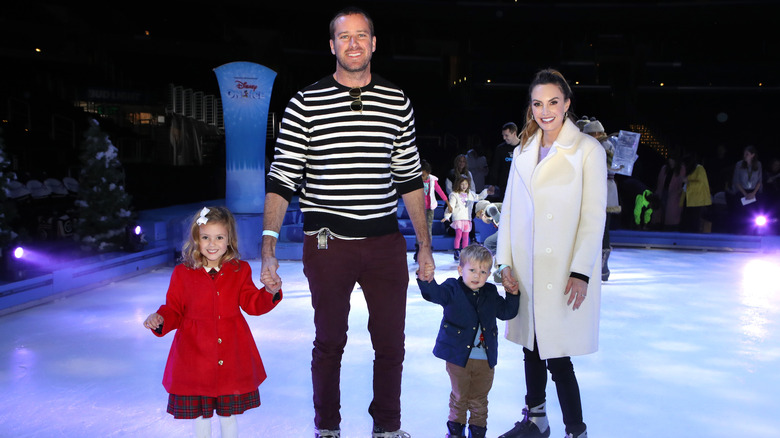 Armie Hammer ed Elizabeth Chambers con i bambini Harper e Ford frequentano Disney On Ice