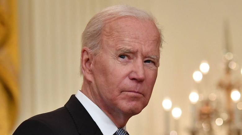 Joe Biden si guarda alle spalle