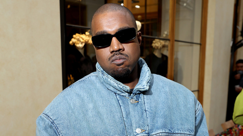 Kanye West indossa una giacca blu