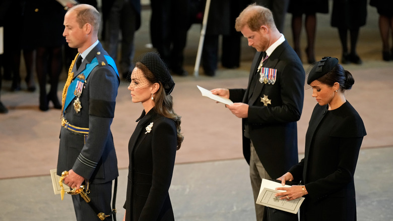 Il principe William, Kate, il principe Harry, Meghan in piedi