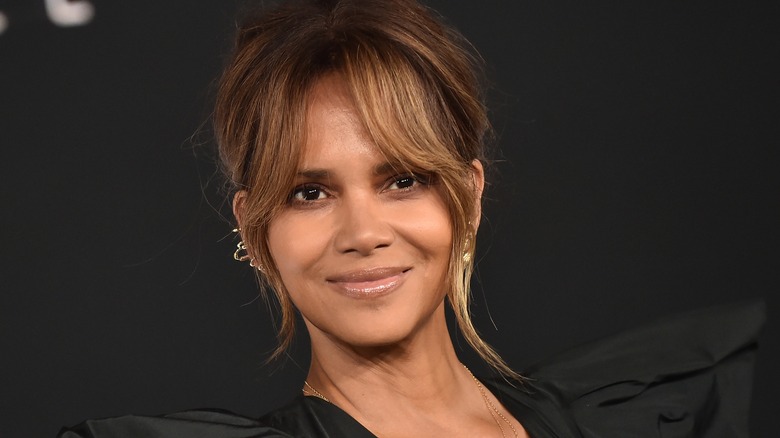 Halle Berry in posa