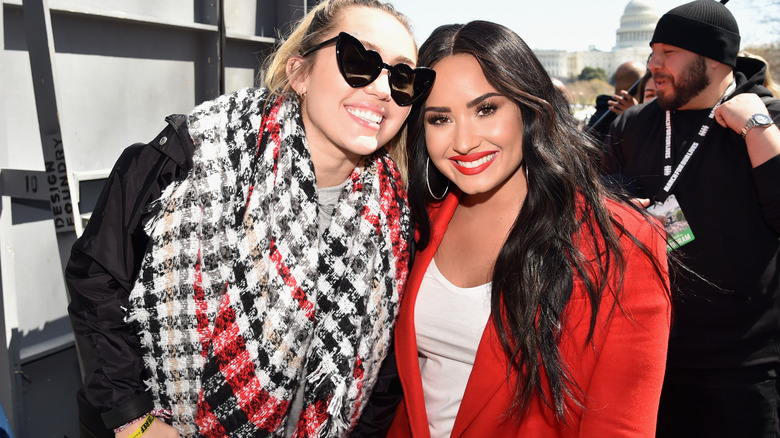 Miley Cyrus e Demi Lovato sorridenti
