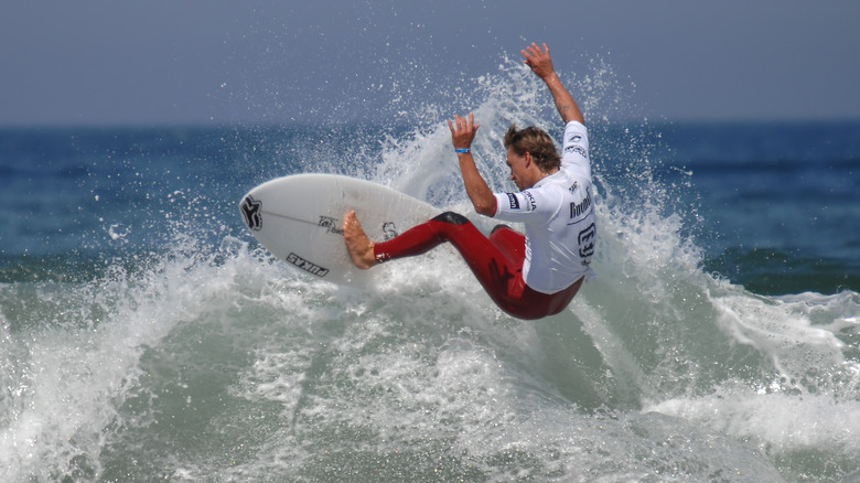 Chris Davidson che fa surf
