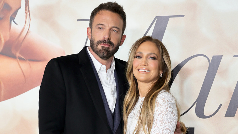 Ben Affleck e Jennifer Lopez posano insieme alla premiere