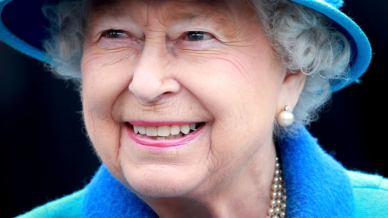 La regina Elisabetta II sorride 