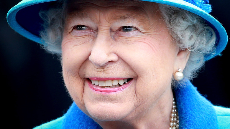 la regina elisabetta sorridente vestito blu