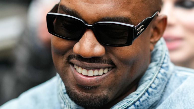 Kanye West sorride