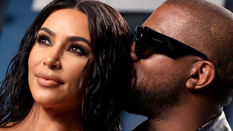 Kanye West sussurra a Kim Kardashian