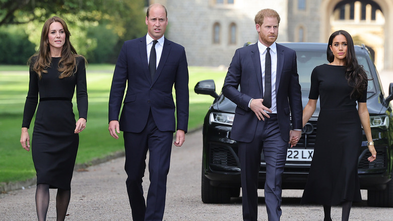 Kate Middleton, il principe William, il principe Harry e Meghan Markle in cammino