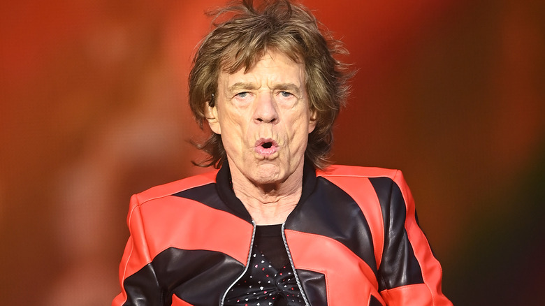 Mick Jagger si esibisce