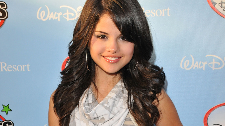 Sciarpa sorridente dell'adolescente Selena Gomez