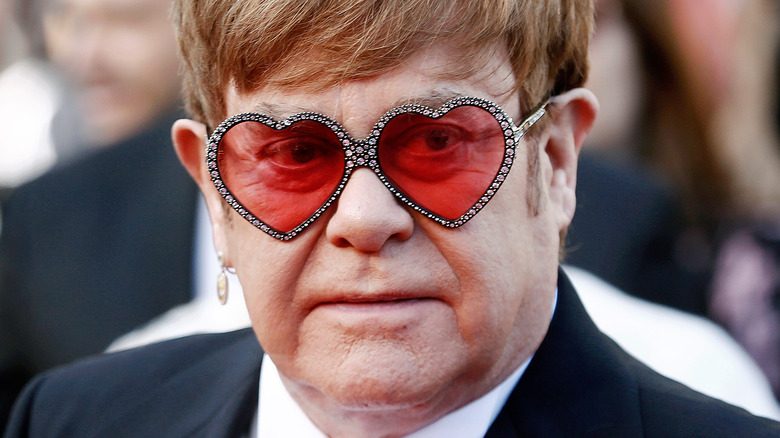 Occhiali a forma di cuore di Elton John