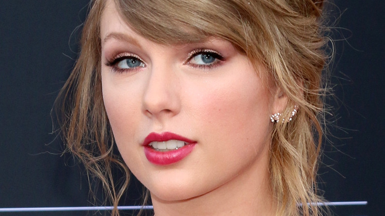 Taylor Swift sbatte il labbro rosso