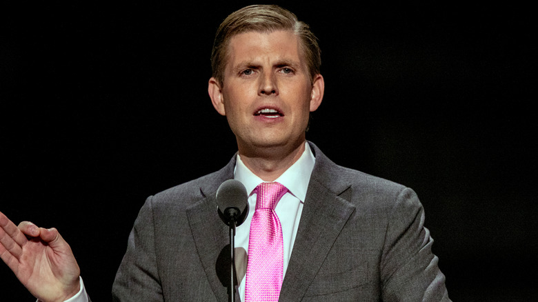 Eric Trump in una cravatta rosa