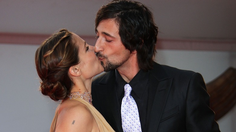 Elsa Pataky e Adrien Brody si baciano 