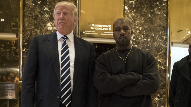 Kanye West posa con Donald Trump