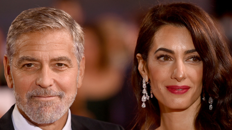 Amal e George Clooney in posa per una foto