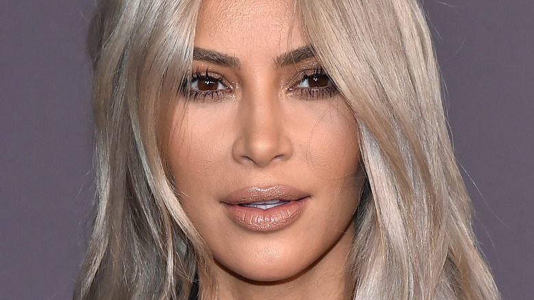 Kim Kardashian con i capelli biondo argentato