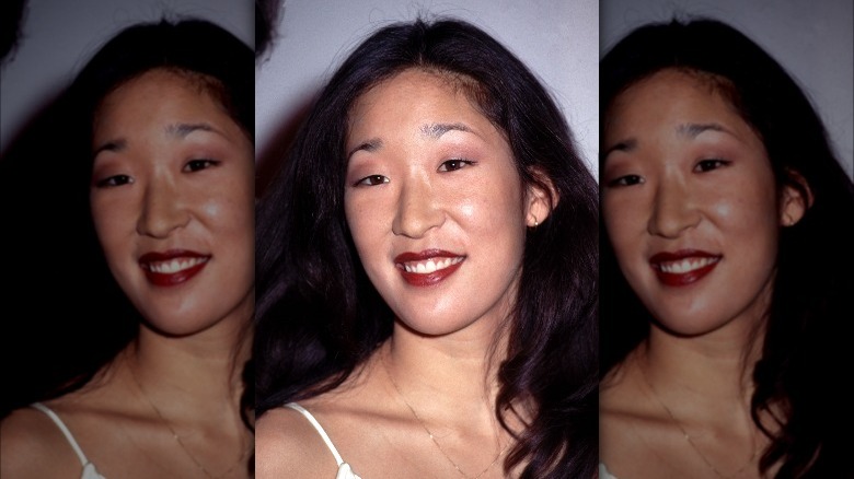 La giovane Sandra Oh in posa con il rossetto