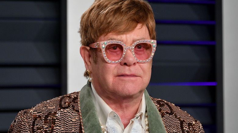 Elton John in posa 