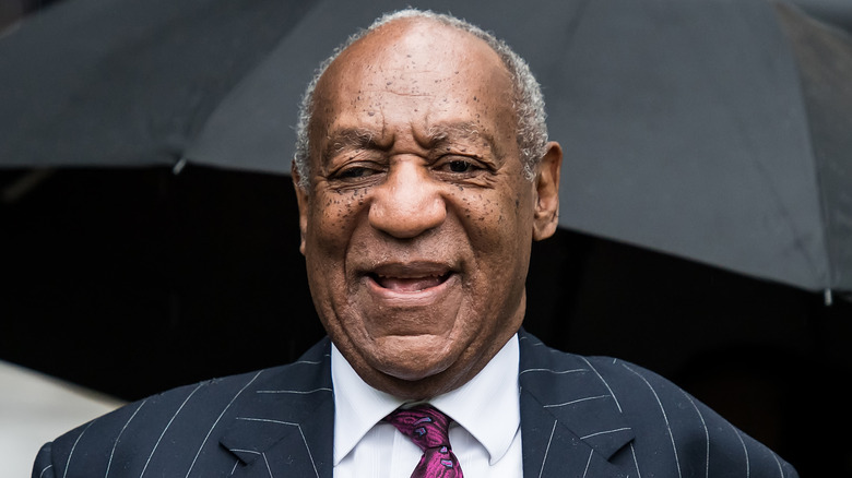 Bill Cosby sorridente in giacca e cravatta