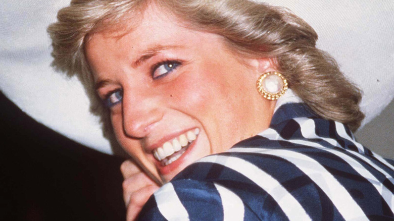 La principessa Diana sorridente