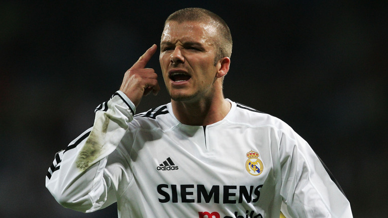 David Beckham che indica la testa