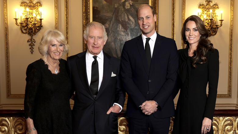 Camilla Parker Bowles, re Carlo III, il principe William e Kate Middleton nella foto di gruppo