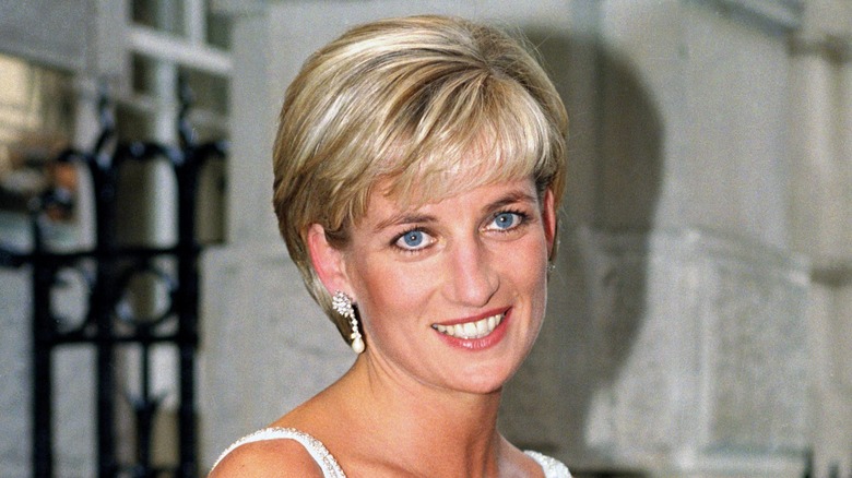 La principessa Diana in orecchini di perle 