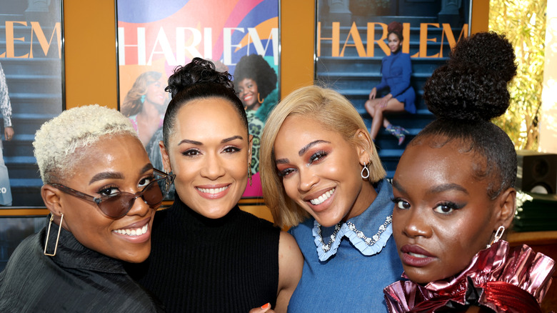 Il cast di Harlem sorride a un evento