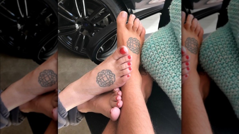 Tatuaggi ai piedi di Lisa Marie Presley e Benjamin Keough